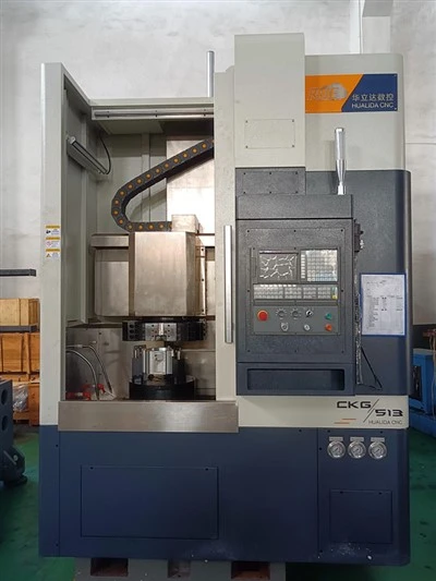 Bahasa pemrograman apa yang digunakan untuk mesin bubut CNC vertikal?